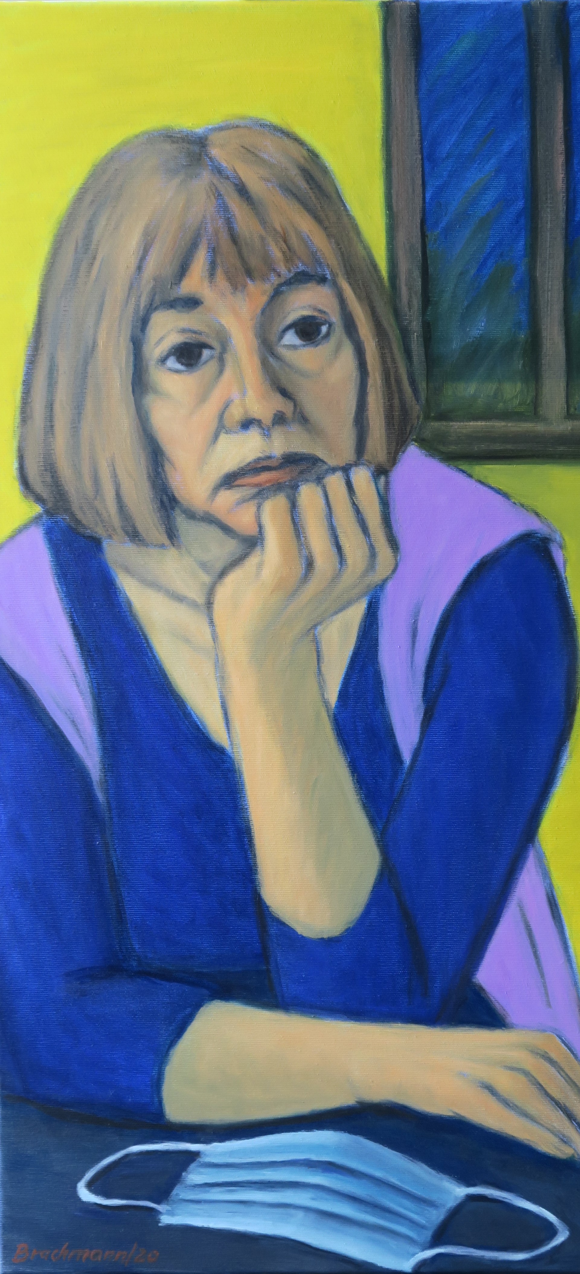 Selbst nachdenklich, davor auf dem Tisch Nasen/Mundschutzmaske