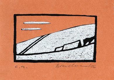 Druck: Zwei Häuser vor verschneiten Hügeln von Monika Brachmann