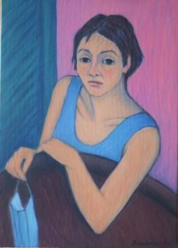 Junge Frau mit Atemschutzmaske in der Hand vor violettem Hintergrund