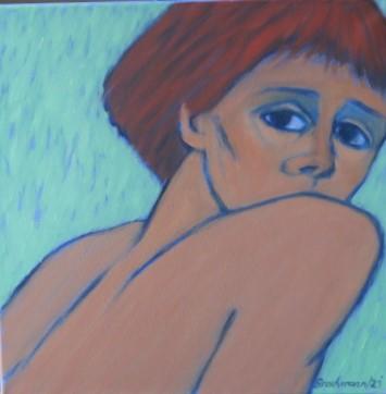 Rothaarige junge Frau zurückblickend