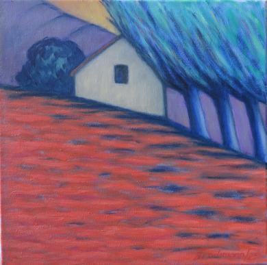 Rotes Feld im Vordergrund, Haus und Bäume im Hintergrund