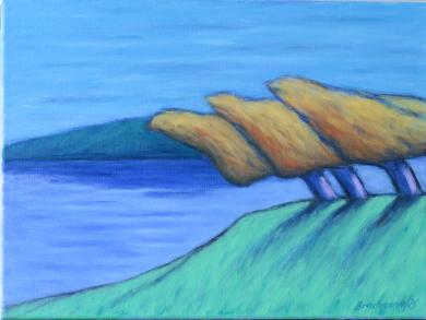 im Wind geneigte Bäume mit See