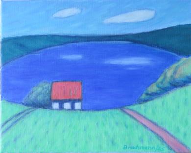 im Vordergrund Felder mit rotgedecktem Haus