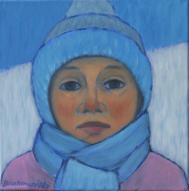 Mädchen mit blauer Pudelmütze vor Schneelandschaft