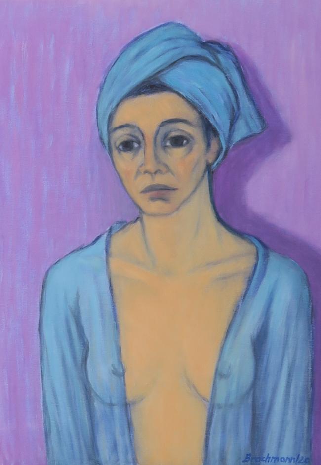 Frau mit blauem Turban und Bluse vor violettem Hintergrund